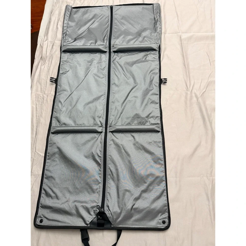 Victorinox Swiss Army Grey Black Tri-Fold Garment Bag Travel Suit Carrier